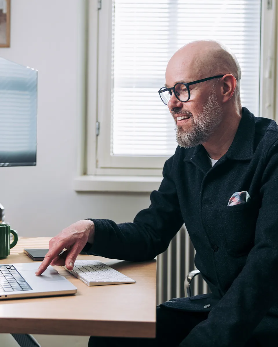 Småföretagare med mobil och kvitto